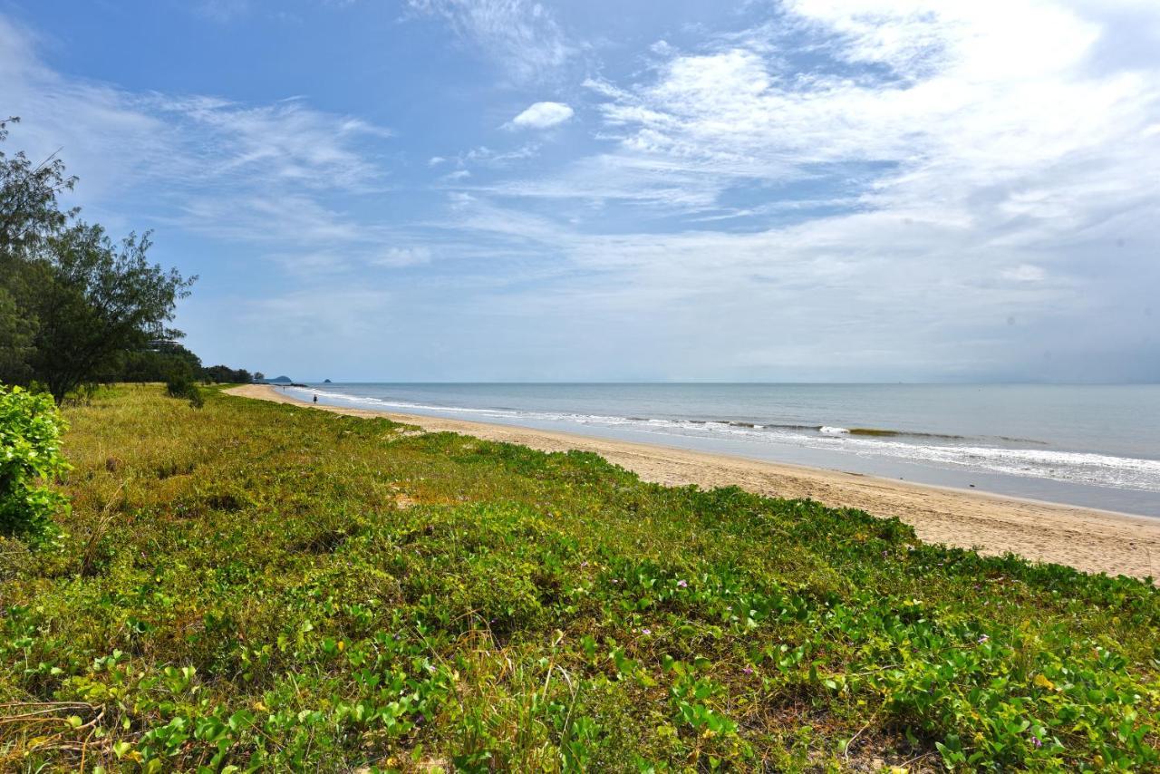 Golden Sands Beachfront Resort Yorkeys Knob Exterior photo